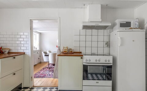 Ilsa - 9.8Km from the Sea: Küchengerät, Flooring, Küche, Major Appliance, Fussboden, Cabinetry, Holz, Interior Design, Countertop, Herd