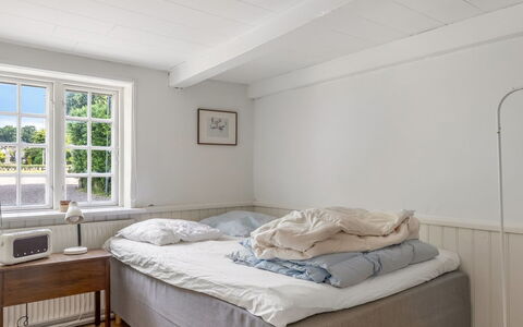 Ilsa - 9.8Km from the Sea: Schlafzimmer, Bett, Möbel, Interior Design, Fussboden, Flooring, Linens, Bedding, Bettdecke, Zuhause