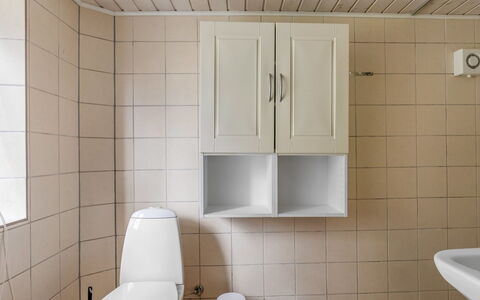Ilsa - 9.8Km from the Sea: Flooring, Wand, Interior Design, Armatur, Fussboden, Sinken, Holz, Bad Sink, Badezimmer, Zapfhahn