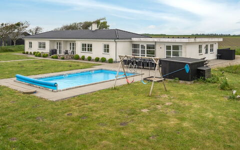 Annagrete - 12Km from the Sea: Wohngebiet, Dach, Vorort, Auffahrt, Estate, Kamin