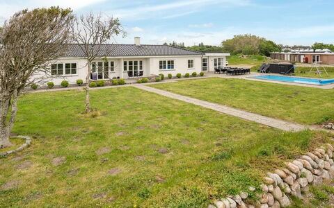 Annagrete - 12Km from the Sea: Wohngebiet, Dach, Vorort, Auffahrt, Estate, Kamin