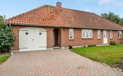 Nita - 24Km from the Sea: Blau, Strauch, Hütte, Ground, Garten, Estate, Schatten, Landscaping, Bauernhaus, Eco Hotel