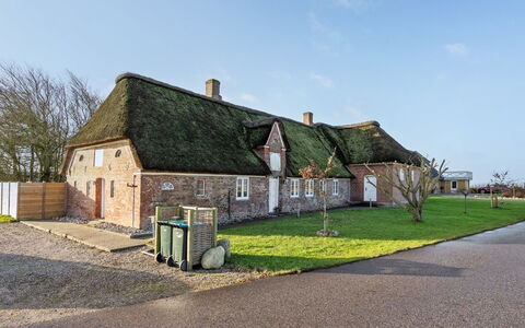 Anje - 16Km from the Sea: Holz, Dach, Die Architektur, Zuhause, Haus, Hütte, Abstellgleis, Hartholz, Steigung, Estate