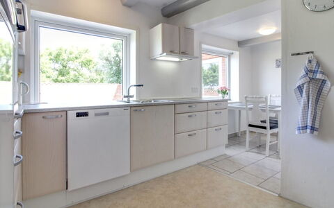 Skarpe: Küche, Countertop, Interior Design, Küchengerät, Flooring, Cabinetry, Decke, Major Appliance, Fussboden, Spüle