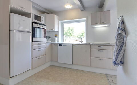 Skarpe: Küche, Countertop, Küchengerät, Interior Design, Cabinetry, Flooring, Decke, Major Appliance, Fussboden, Möbel