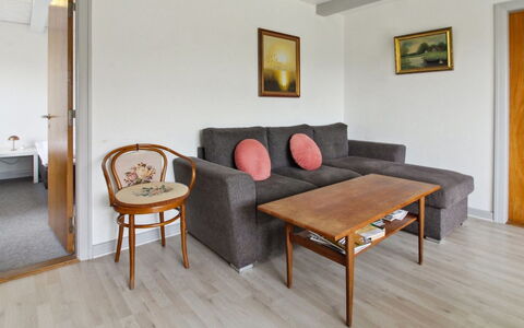Skarpe: Möbel, Flooring, Interior Design, Fussboden, Couch, Holz, Zimmer, Decke, Tabelle, Wohnzimmer