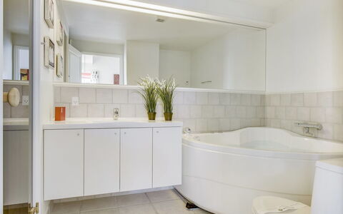 Joar - 5M to the Fjord: Interior Design, Flooring, Wand, Fussboden, Armatur, Decke, Badezimmer, Badewanne, Badezimmerschrank, Installation