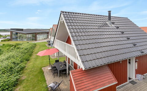 Uffe - 100M to the Fjord: Gebäude, Haus, Fenster, Zuhause, Dach, Wohngebiet, Strauch, Hütte, Grundstueck