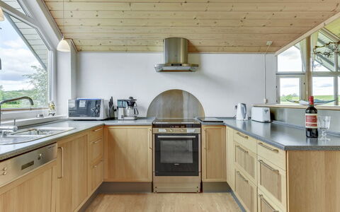 Sigbritt - 100M from the Sea: Holz, Flooring, Küche, Interior Design, Countertop, Decke, Küchengerät, Fussboden, Cabinetry, Major Appliance