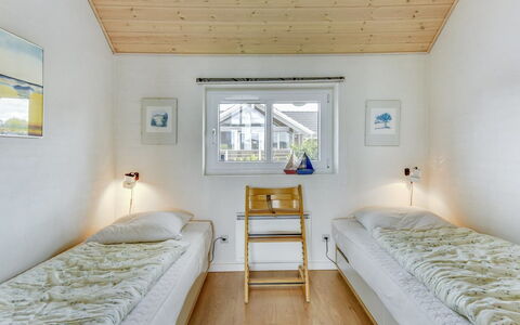 Sigbritt - 100M from the Sea: Holz, Zuhause, Schlafzimmer, Decke, Bett, Hartholz, Daylighting, Bedding, Winter, Planke