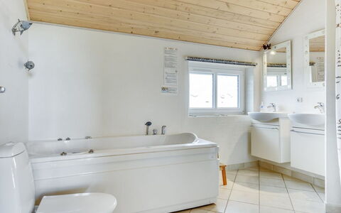Sigbritt - 100M from the Sea: Armatur, Flooring, Badezimmer, Decke, Interior Design, Fussboden, Badewanne, Zapfhahn, Sinken, Installation
