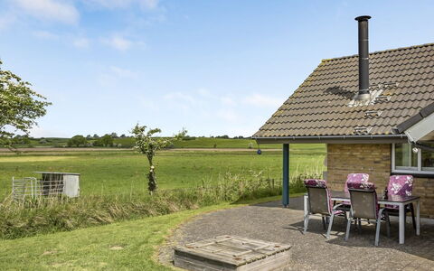 Sigbritt - 100M from the Sea: Himmel, Gras, Dach, Grundstueck, Einfach, Hütte, Haus, Zuhause, Ländliches Gebiet, Bauernhaus