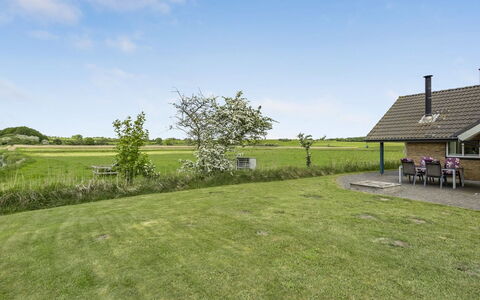 Sigbritt - 100M from the Sea: Himmel, Gras, Grün, Wiese, Einfach, Grundstueck, Ländliches Gebiet, Hütte, Rasen