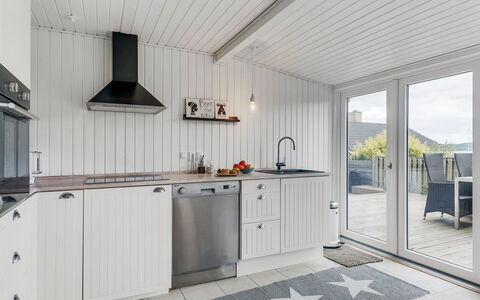 Elain - from the Sea: Küche, Küchengerät, Cabinetry, Countertop, Haushaltsgerät, Major Appliance, Hartholz, Planke, Holzboden