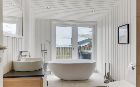 Elain - from the Sea: Armatur, Holz, Flooring, Interior Design, Fussboden, Decke, Sinken, Zapfhahn, Badezimmer, Installation