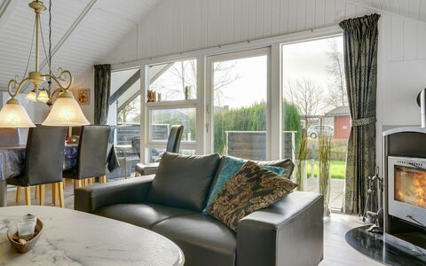 Hortensia - 350M from the Sea: Möbel, Interior Design, Flooring, Holz, Fussboden, Decke, Holzboden, Stuhl, Tabelle, Beleuchtung