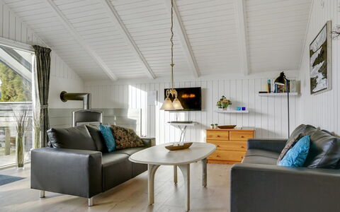 Hortensia - 350M from the Sea: Möbel, Interior Design, Flooring, Holz, Fussboden, Decke, Holzboden, Stuhl, Tabelle, Beleuchtung