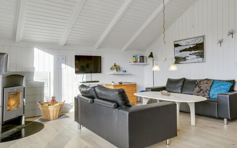 Hortensia - 350M from the Sea: Möbel, Interior Design, Flooring, Holz, Fussboden, Decke, Holzboden, Stuhl, Tabelle, Beleuchtung