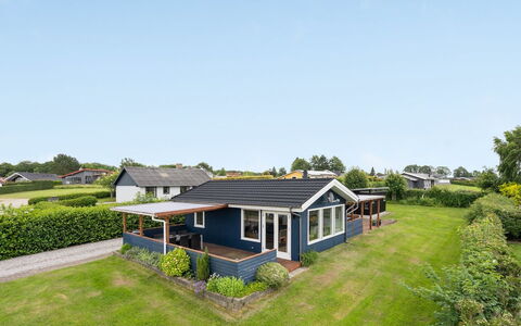 Roar - 500M from the Sea: Haus, Dach, Zuhause, Wohngebiet, Hütte, Estate, Rasen, Garten, Bauernhaus, Vorort