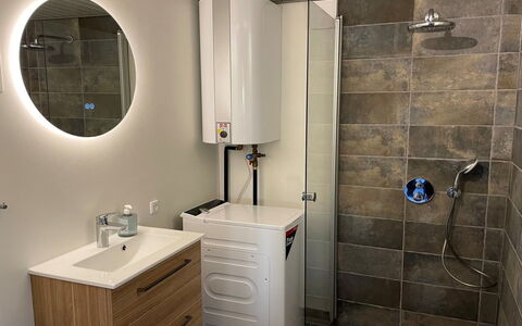 Roar - 500M from the Sea: Flooring, Armatur, Interior Design, Fussboden, Badezimmer, Badezimmerschrank, Installation, Zimmer, Sinken, Toilette