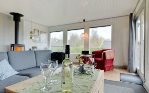 Roar - 500M from the Sea: Möbel, Interior Design, Couch, Flooring, Fussboden, Decke, Wohnzimmer, Zimmer