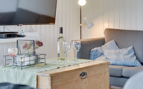 Roar - 500M from the Sea: Möbel, Interior Design, Flooring, Beleuchtung, Zimmer, Wohnzimmer, Fussboden, Tabelle, Zuhause, Couch