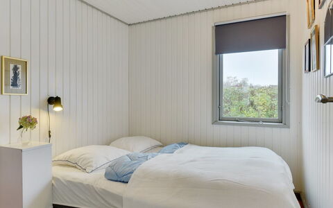 Roar - 500M from the Sea: Schlafzimmer, Bett, Wand, Interior Design, Bettdecke, Bedding, Holz, Decke, Flooring, Fussboden
