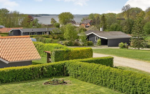 Guldborg - 400M to the Fjord: Gras, Strauch, Haus, Zuhause, Grundstueck, Garten, Dach, Rasen, Ground