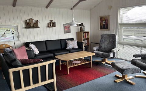 Guldborg - 400M to the Fjord: Möbel, Holz, Flooring, Wohnzimmer, Fussboden, Interior Design, Couch, Zimmer, Stuhl