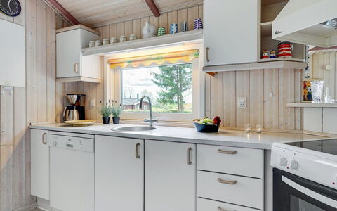 Guldborg - 400M to the Fjord: Holz, Küche, Countertop, Küchengerät, Interior Design, Flooring, Sinken, Major Appliance, Armatur, Zapfhahn