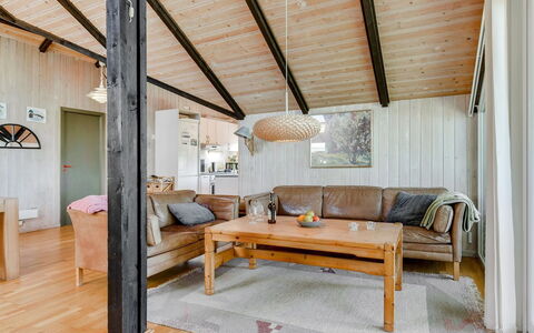 Ofelia - 500M to the Fjord: Möbel, Interior Design, Flooring, Holz, Fussboden, Decke, Holzboden, Stuhl, Tabelle, Beleuchtung