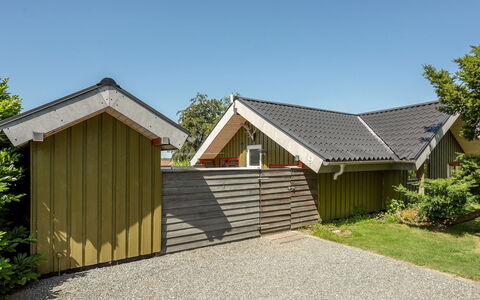 Ofelia - 500M to the Fjord: Möbel, Interior Design, Flooring, Holz, Fussboden, Decke, Holzboden, Stuhl, Tabelle, Beleuchtung