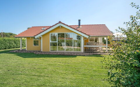 Susse - 400M to the Fjord: Gebäude, Haus, Fenster, Zuhause, Dach, Wohngebiet, Strauch, Hütte, Grundstueck