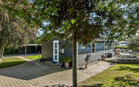 Leandra - 600M from the Sea: Wohngebiet, Dach, Vorort, Auffahrt, Estate, Kamin