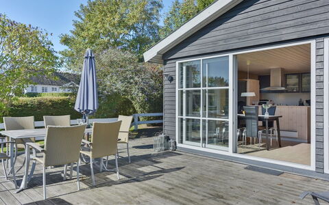 Leandra - 600M from the Sea: Wohngebiet, Dach, Vorort, Auffahrt, Estate, Kamin