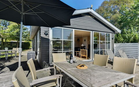 Leandra - 600M from the Sea: Wohngebiet, Dach, Vorort, Auffahrt, Estate, Kamin