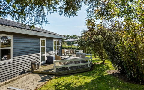 Leandra - 600M from the Sea: Wohngebiet, Dach, Vorort, Auffahrt, Estate, Kamin