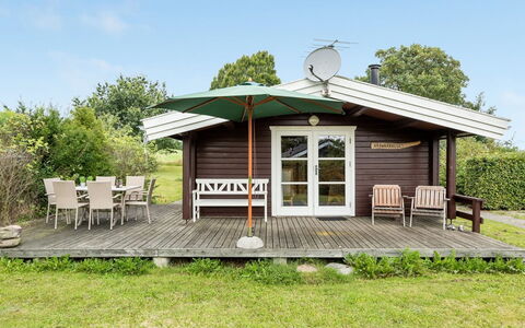 Gudmunde - 200M from the Sea: Möbel, Interior Design, Flooring, Holz, Fussboden, Decke, Holzboden, Stuhl, Tabelle, Beleuchtung