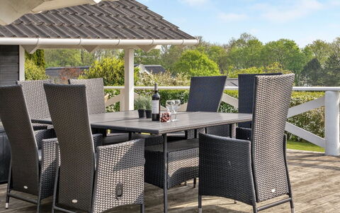 Annvy - 200M from the Sea: Möbel, Interior Design, Flooring, Holz, Fussboden, Decke, Holzboden, Stuhl, Tabelle, Beleuchtung