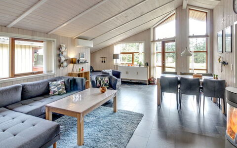 Arvi - 30Km from the Sea: Möbel, Interior Design, Flooring, Holz, Fussboden, Decke, Holzboden, Stuhl, Tabelle, Beleuchtung