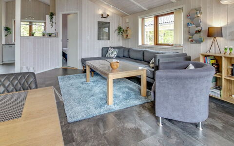 Arvi - 30Km from the Sea: Möbel, Interior Design, Flooring, Holz, Fussboden, Decke, Holzboden, Stuhl, Tabelle, Beleuchtung