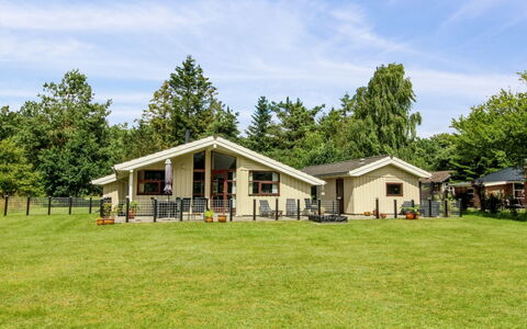 Arvi - 30Km from the Sea: Möbel, Interior Design, Flooring, Holz, Fussboden, Decke, Holzboden, Stuhl, Tabelle, Beleuchtung