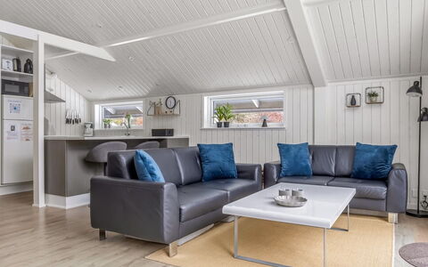 Aleide - 29Km from the Sea: Holz, Möbel, Couch, Interior Design, Flooring, Wohnzimmer, Decke, Fussboden, Zuhause