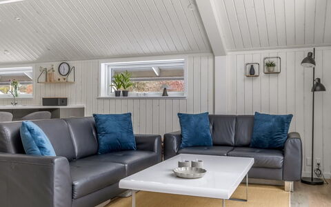 Aleide - 29Km from the Sea: Couch, Möbel, Holz, Wohnzimmer, Flooring, Interior Design, Fussboden, Zuhause, Holzboden