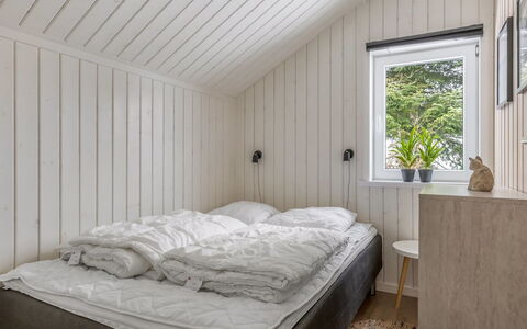Aleide - 29Km from the Sea: Schlafzimmer, Holz, Flooring, Fussboden, Bett, Bettdecke, Bedding, Decke, Interior Design, Bettrahmen