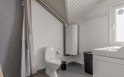 Aleide - 29Km from the Sea: Armatur, Flooring, Fussboden, Toilleten Sitz, Toilette, Badezimmer, Interior Design, Decke, Installation, Sinken