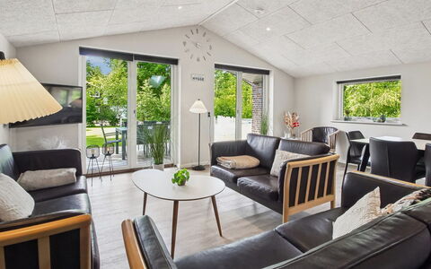 Eylar - 28Km from the Sea: Möbel, Interior Design, Decke, Flooring, Couch, Fussboden, Wohnzimmer, Zuhause, Küche & Esszimmer Tisch, Stuhl