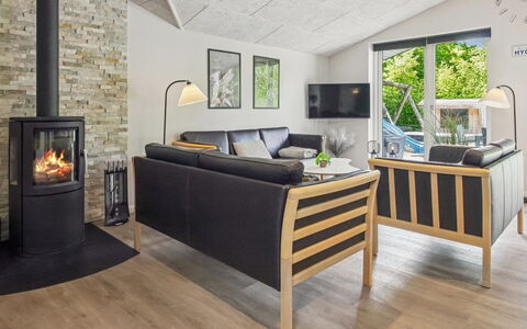 Eylar - 28Km from the Sea: Möbel, Flooring, Holz, Interior Design, Fussboden, Wohnzimmer, Couch, Stuhl, Holzboden, Tabelle