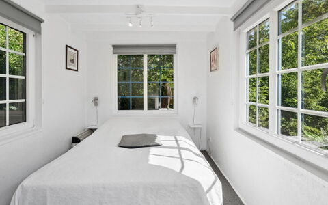 Hannelise - 30Km from the Sea: Wand, Schlafzimmer, Bett, Decke, Bettdecke, Interior Design, Bedding, Fussboden, Zuhause, Bettrahmen