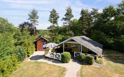 Hannelise - 30Km from the Sea: Hütte, Gartenbauten, Auffahrt, Bauernhaus, Schuppen, Abstellgleis, Blockhaus, Hinterhof